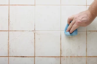 como limpar azulejo de banheiro engordurado