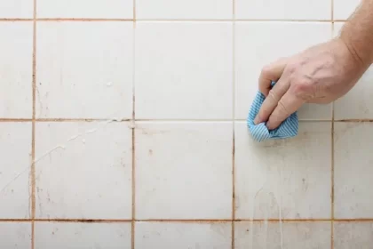 como limpar azulejo de banheiro engordurado