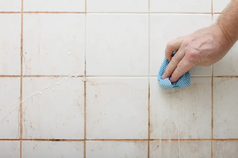 como limpar azulejo de banheiro engordurado