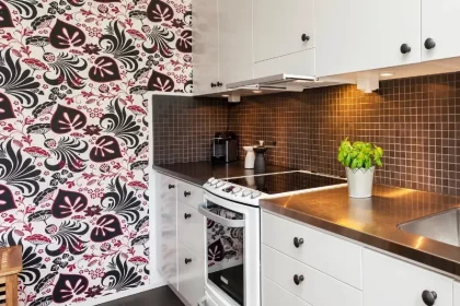 cozinha decorada com papel de parede
