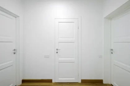 portas brancas para sala