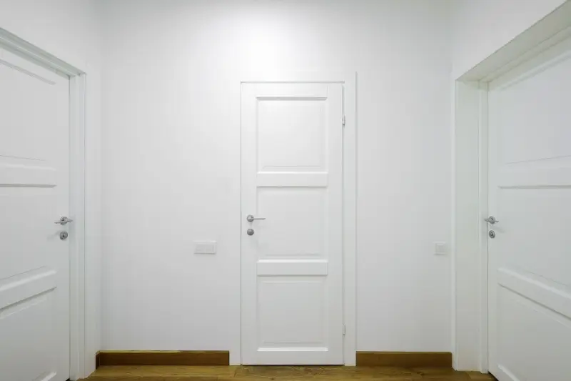 portas brancas para sala