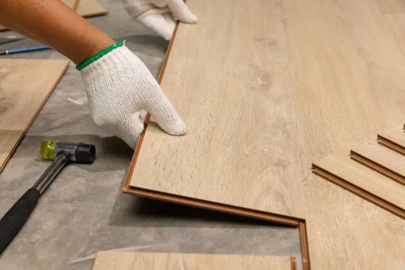 qual o melhor piso laminado ou vinilico