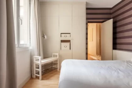 quarto de casal decorado com guarda roupa