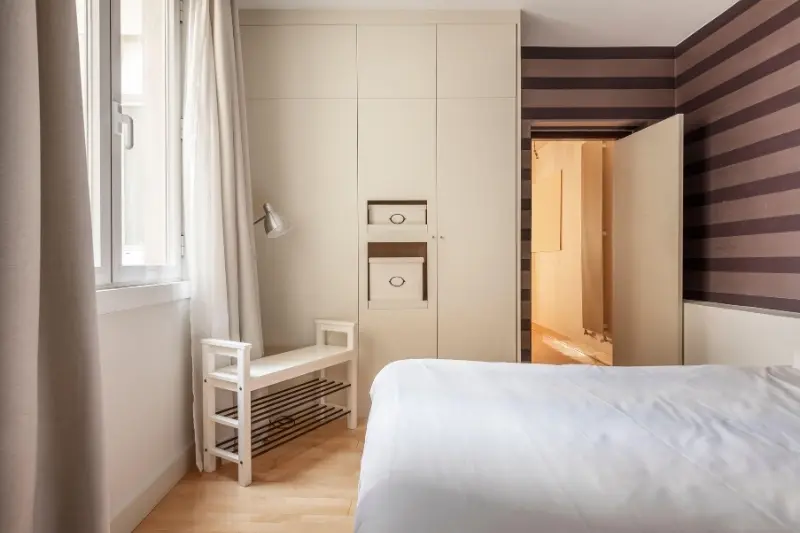 quarto de casal decorado com guarda roupa