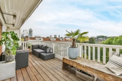 casas com telhado embutido com varanda simples