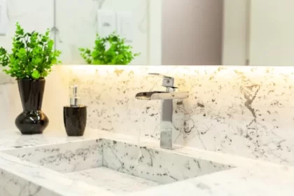 decoração de banheiro com plantas artificiais